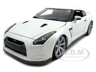 2009 Nissan GT-R R35 Pearl White 1/18 Diecast Model Car by Bburago