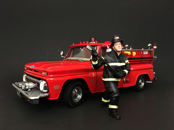 Firefighter With Axe Figurine / Figure For 124 Models By American Diorama