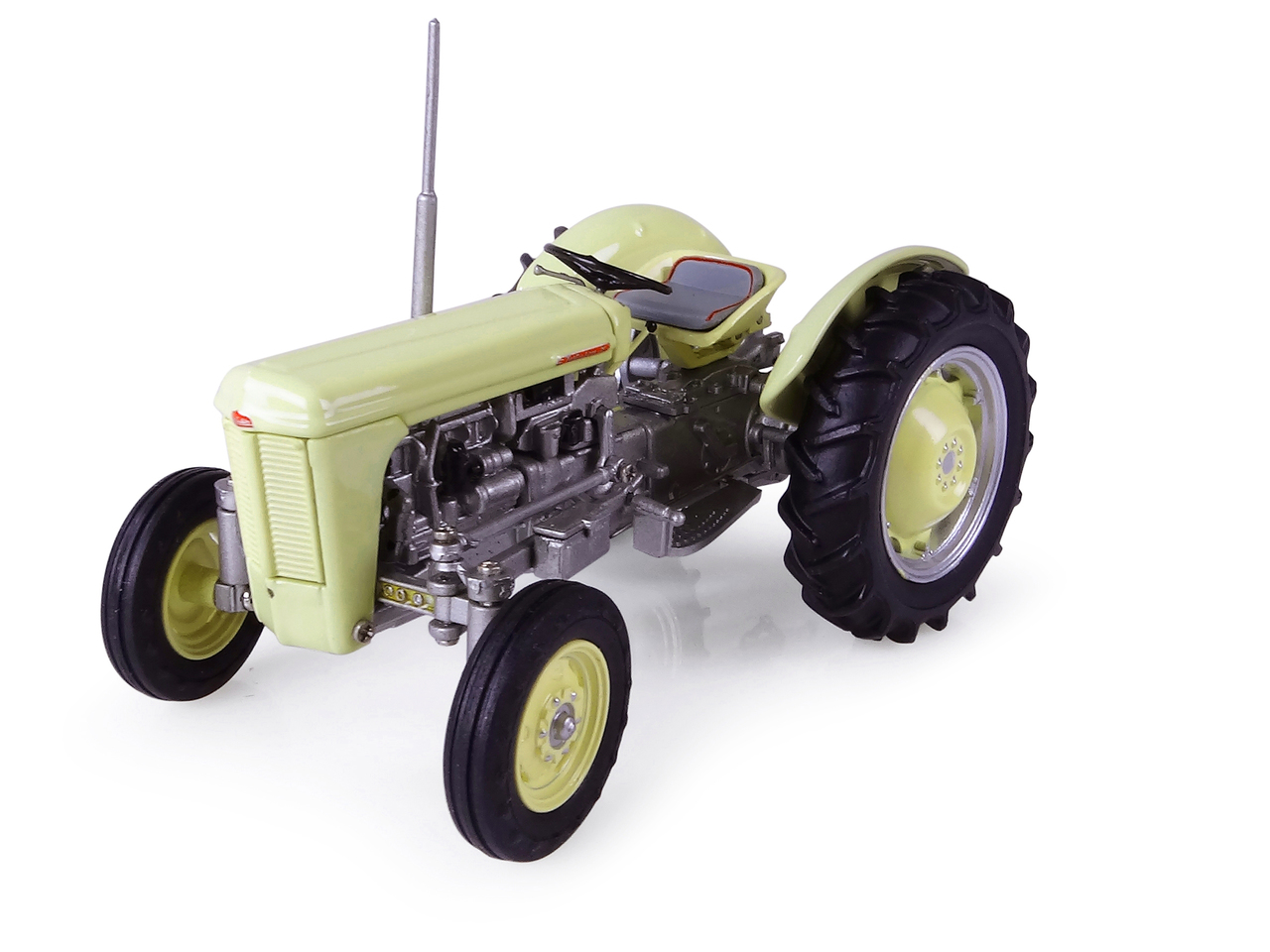 1957 Ferguson To 35 Tractor 1/32 Diecast Model By Universal Hobbies