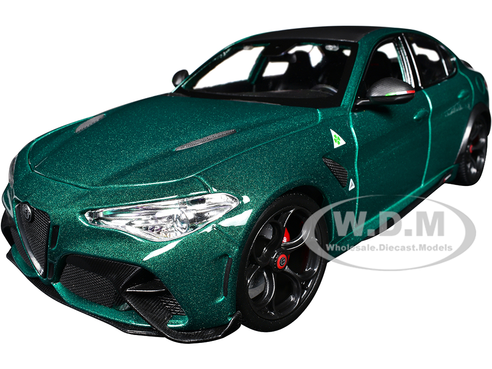 Alfa Romeo Giulia GTA Green Metallic with Carbon Top 1/18 Diecast Model Car by Bburago