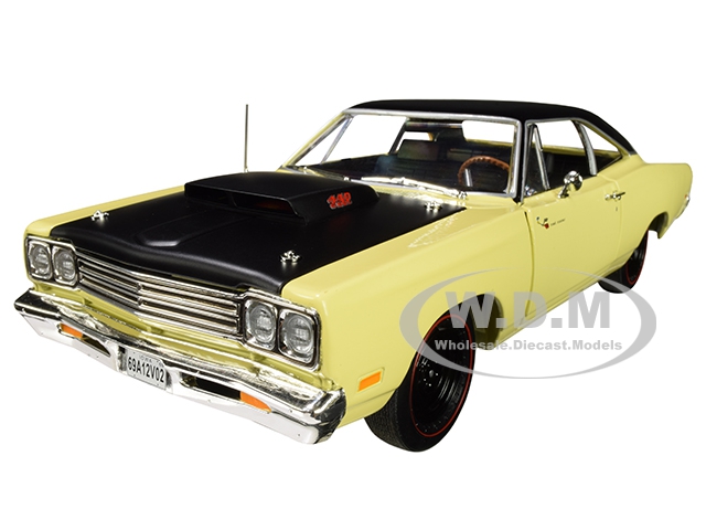 1969/5 Plymouth Road Runner Coupe Sunfire Yellow With Black Top And Hood "looney Tunes" "class Of 1969" Limited Edition To 1002 Pieces Worldwide 1/18