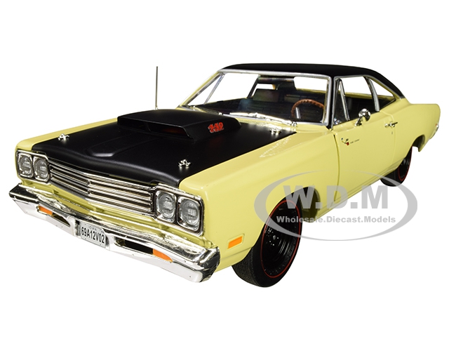 Image of 1969/5 Plymouth Road Runner Coupe Sunfire Yellow with Black Top and Hood "Looney Tunes" "Class of 1969" Limited Edition to 1002 pieces Worldwide 1/18