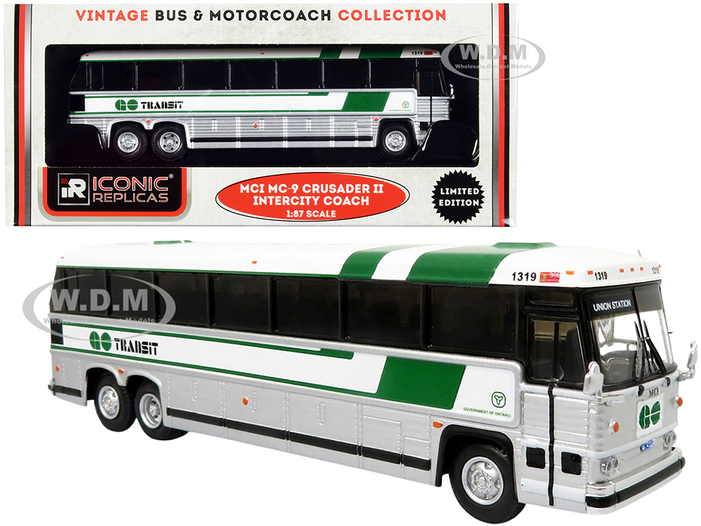 1980 MCI MC-9 Crusader II Intercity Coach Bus Union Station Toronto (Ontario Canada) GO Transit Vintage Bus & Motorcoach Collection 1/87 (HO) Diecast Model by Iconic Replicas
