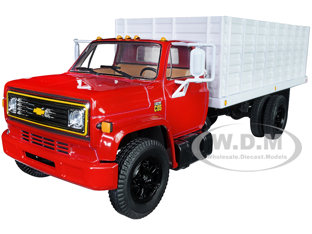 1970s Chevrolet C65 Grain Truck with Corn Load Red and White 1/34 Diecast Model by First Gear
