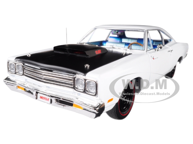 1969/5 Plymouth Road Runner White Looney Tunes "hemmings Muscle Machines" Limited Edition To 1002 Pieces Worldwide 1/18 Diecast Model Car By Autoworl