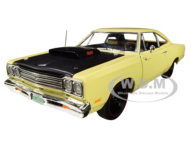 Image of 1969/5 Plymouth Road Runner Coupe Sunfire Yellow with Black Hood "Looney Tunes" "Class of 1969" Special Limited Edition 1/18 Diecast Model Car by Aut