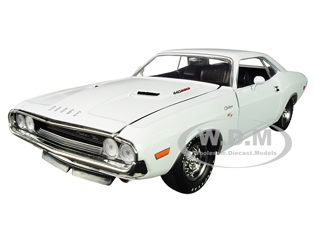1970 Dodge Challenger R/t 440 White Limited Edition To 5800 Pieces Worldwide 1/24 Diecast Model Car By M2 Machines