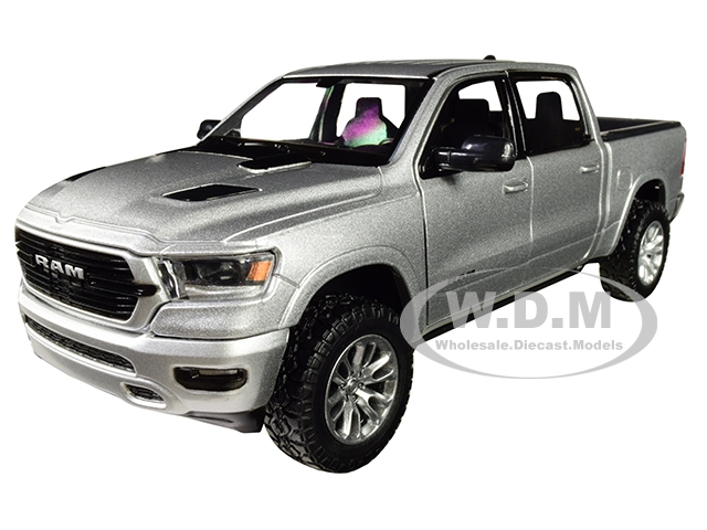 2019 RAM 1500 Laramie Crew Cab Pickup Truck Silver Metallic 1/24 Diecast Model Car By Motormax