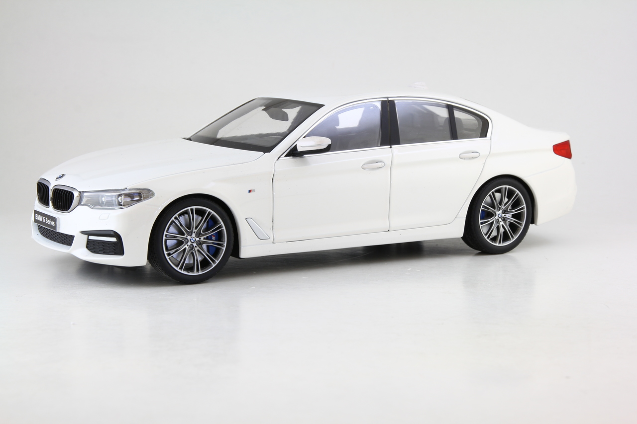 BMW 5 Series (G30) Mineral White 1/18 Diecast Model Car By Kyosho