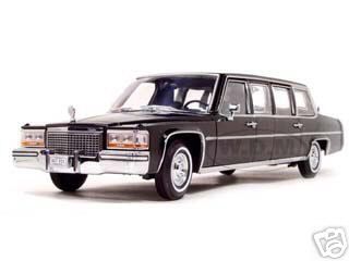 1983 Cadillac Fleetwood Presidential Limousine With Flags 1/24 Diecast Car Model by Road Signature